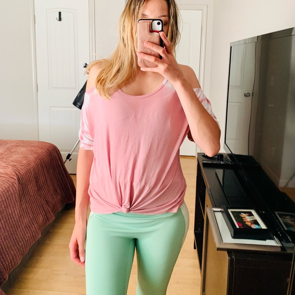 Host pick 🏝️Off the shoulder ty dye Tee
